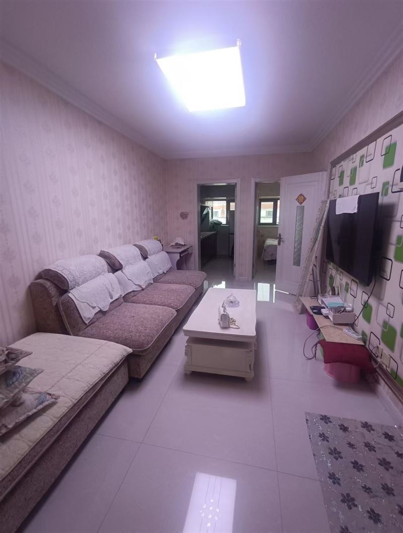 出租；林苑之星顶楼 两室一厅 拎包入住 南北卧室 家电齐全 年租月租 季度组 均可 随时看房