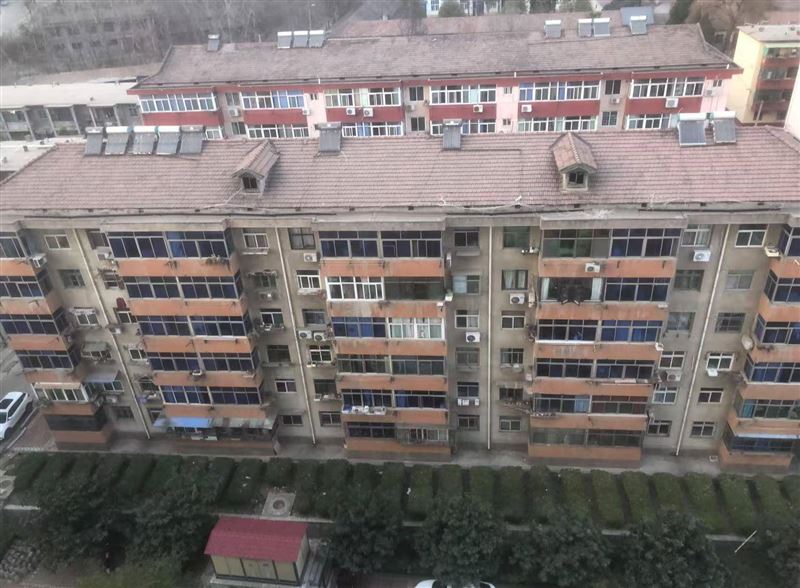 此房在二楼两室一厅,双气,位置优越,楼下公交站和超市,周围遍布医院商街,幼儿园和学校,近火车站。
