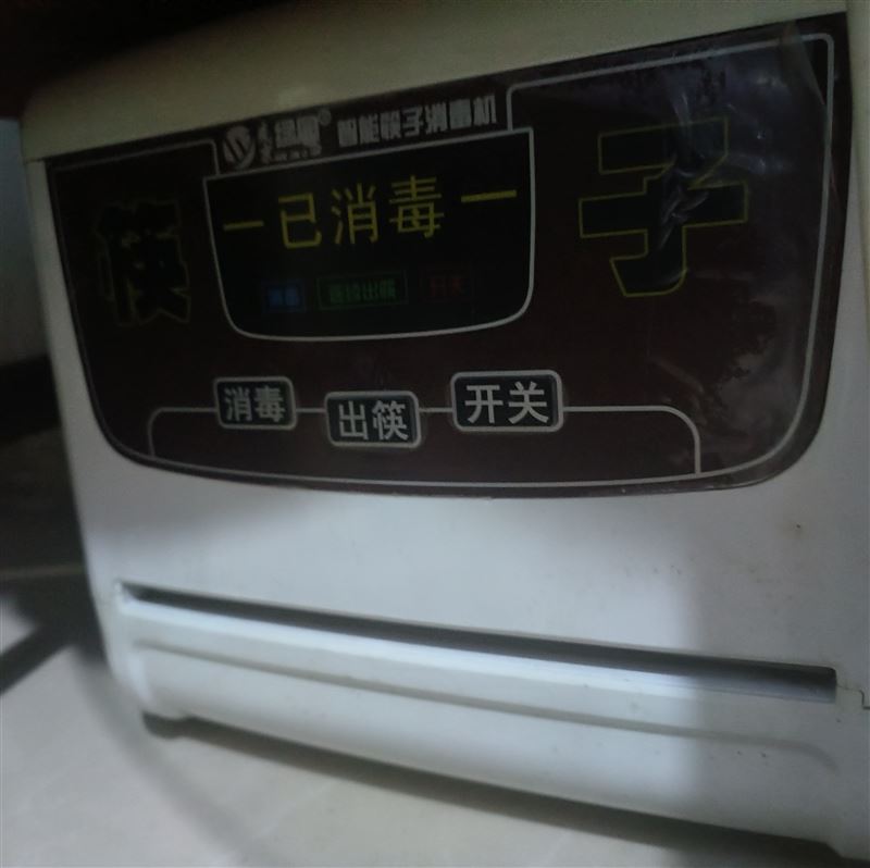 消毒筷子柜。抽油烟机。双人电热炕。