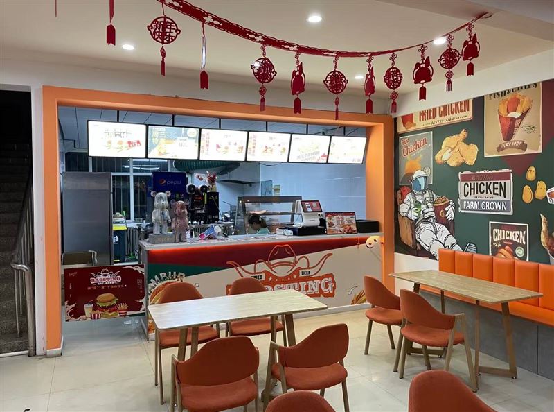 茄子河中小学旁边堡斯丁在对