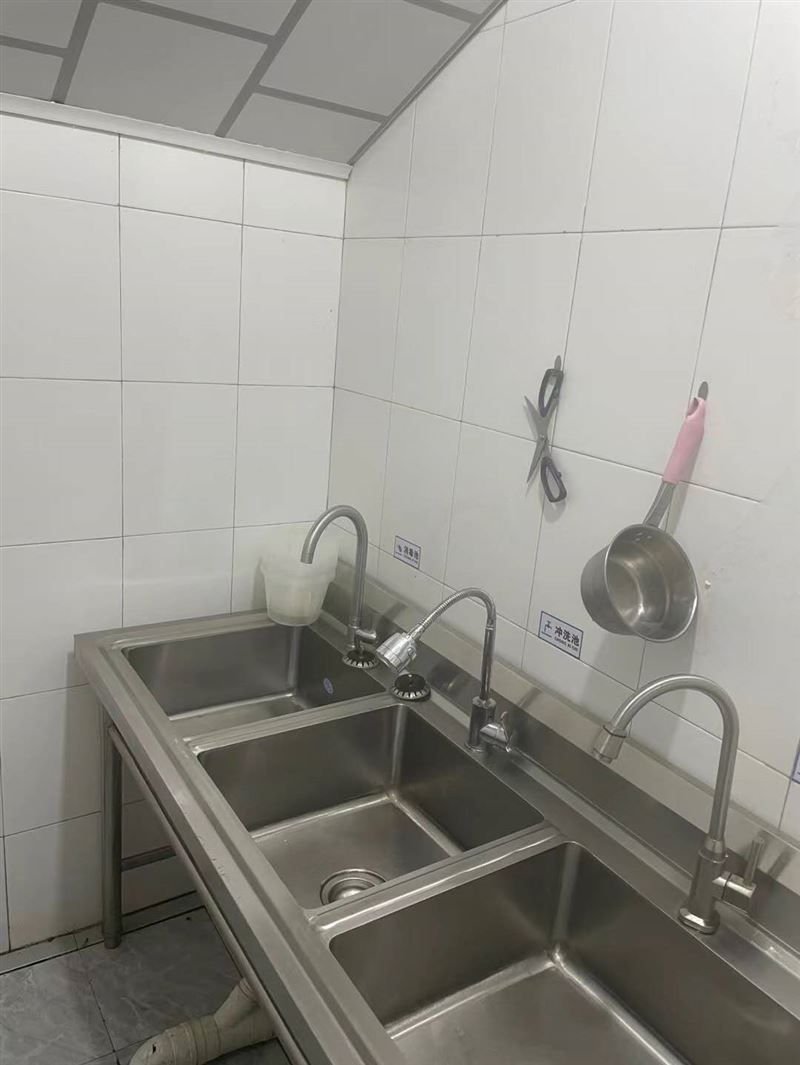 茄子河惠民中小学旁边堡斯丁汉堡店