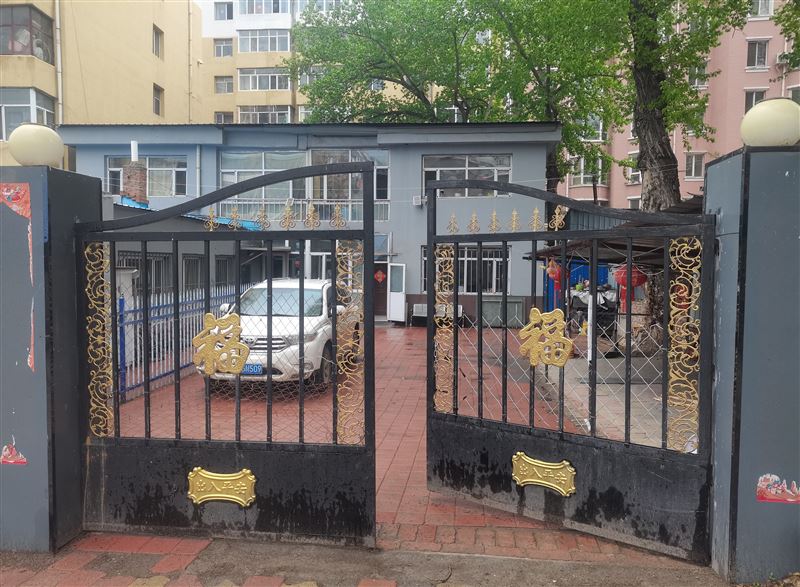 卖楼房单独上下水.集中供热..单独小院.老桃山区政府后院