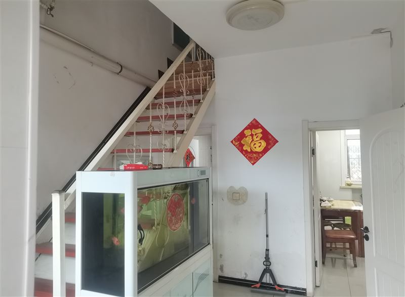 卖楼房单独上下水.集中供热..单独小院.老桃山区政府后院