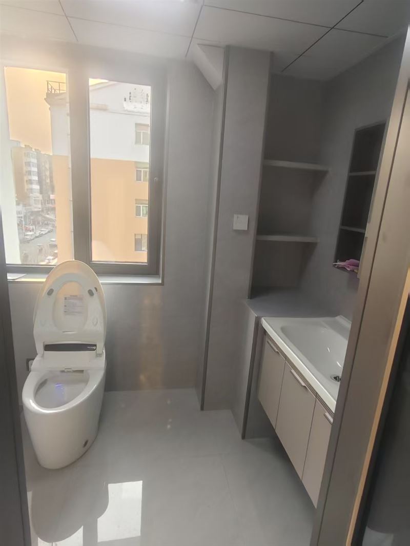  育才苑15号楼502室房照78平方27.5万，明厅明卫拎包入住
