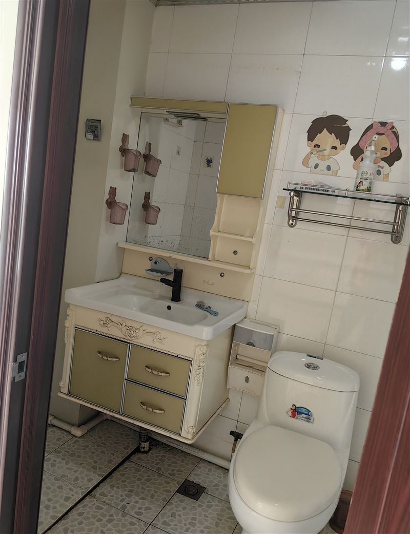 出租出卖新东方A区7楼，面积45，实用面积六十左右电话15946435119