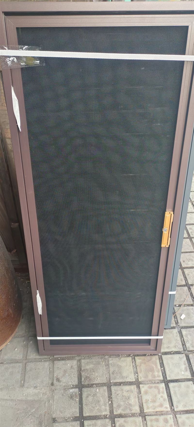 定做各种纱窗。金刚网高透纱窗,软包防盗门,专业维修门窗。换合页把手密封条。打密封胶。