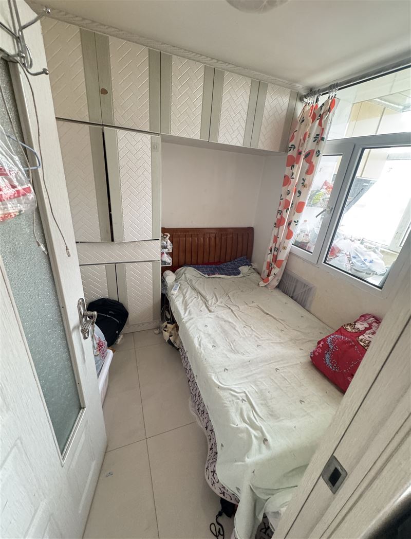 同仁小区六小学区房33号楼五楼,两室一厅一卫一厨。