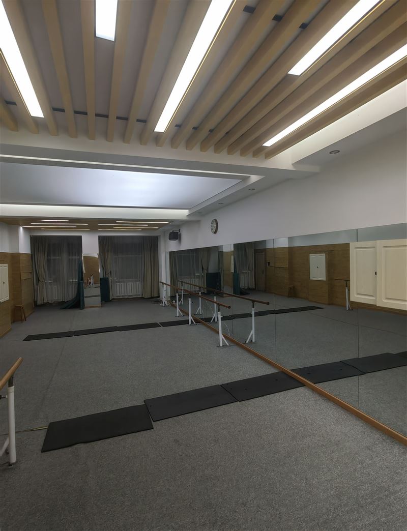 七台河市第九小学南侧约60米,临街一二层180平商服出租,格局方正,水电暖气齐全,门前可以停车。
